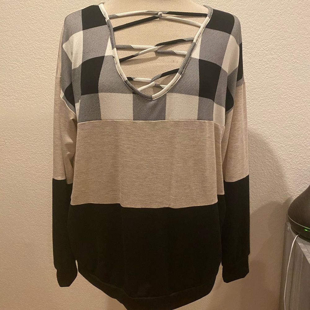 Crisscrossing plaid long sleeve black/tan